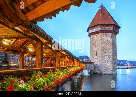 Abendszene mit der malerischen Kapellenbrücke über den Reuss, die aus dem Vierwaldstättersee entwässert, einem der ruhigsten Symbole der Schweiz. Stockfoto