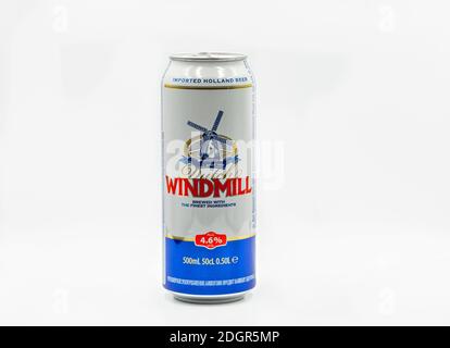 KIEW, UKRAINE - 03. OKTOBER 2020: Holländische Windmühle importiert Holland Bier kann Nahaufnahme vor weißem Hintergrund. Stockfoto