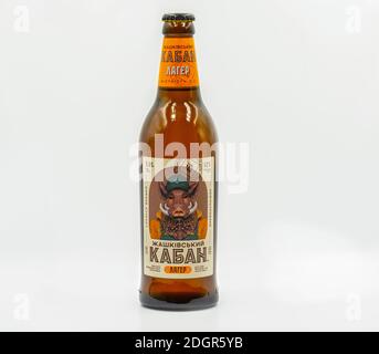 KIEW, UKRAINE - 03. OKTOBER 2020: Zhaschkivsky Boar Ukrainische Craft Lagerbierflasche von New Brew Brauerei in Nahaufnahme. Stockfoto