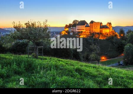 Sonnenuntergang auf Schloss Lenzburg im Kanton Aargau. Stockfoto