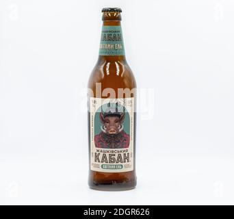 KIEW, UKRAINE - 03. OKTOBER 2020: Zhaschkivsky Boar Ukrainische Craft Light Ale Bierflasche von New Brew Brauerei in Nahaufnahme. Stockfoto