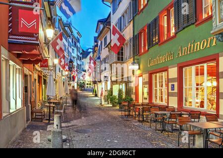 Zürich, Schweiz - 26. Juni 2020 - Abendszene in Zürich, Schweiz entlang der pittoresken Augustinergasse, zu einer Zeit, in der die Restaurants nur r Stockfoto