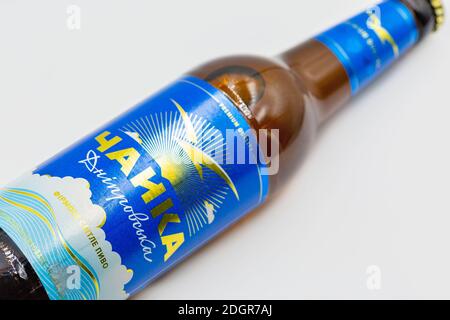 KIEW, UKRAINE - 03. OKTOBER 2020: Dnepr Gull Ukrainisches helles Lagerbier von Radomyshl Brauerei Flasche Nahaufnahme vor weißem Hintergrund. Stockfoto