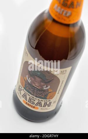 KIEW, UKRAINE - 03. OKTOBER 2020: Zhaschkivsky Boar Ukrainische Craft Lagerbierflasche von New Brew Brauerei in Nahaufnahme. Stockfoto