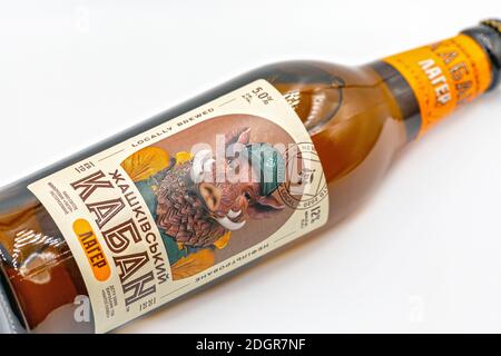 KIEW, UKRAINE - 03. OKTOBER 2020: Zhaschkivsky Boar Ukrainische Craft Lagerbierflasche von New Brew Brauerei in Nahaufnahme. Stockfoto