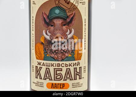 KIEW, UKRAINE - 03. OKTOBER 2020: Zhaschkivsky Boar Ukrainische Craft Lagerbierflasche von New Brew Brauerei in Nahaufnahme. Stockfoto