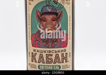 KIEW, UKRAINE - 03. OKTOBER 2020: Zhaschkivsky Boar Ukrainische Craft Light Ale Bierflasche von New Brew Brauerei in Nahaufnahme. Stockfoto