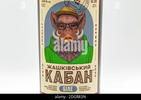 KIEW, UKRAINE - 03. OKTOBER 2020: Zhaschkivsky Boar Ukrainische Craft Weißbier Flasche von New Brew Brauerei Nahaufnahme. Stockfoto