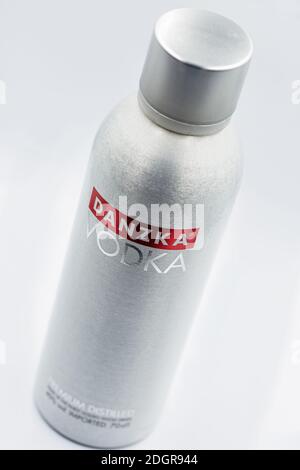 KIEW, UKRAINE - 23. OKTOBER 2020: Danzka Wodka Flasche Nahaufnahme vor weißem Hintergrund. Es ist dänische Marke von Premium Weizen Wodka produziert und abgefüllt Stockfoto