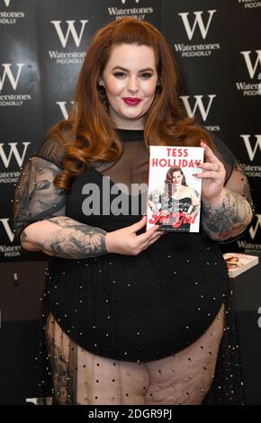 Plus Size Model Tess Holliday signiert Kopien ihres neuen Buches The Not so Subtile Art of Being A Fat Girl in Waterstones, London Stockfoto