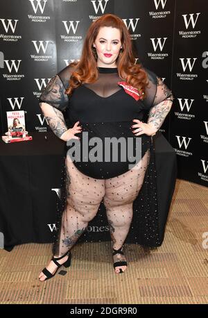 Plus Size Model Tess Holliday signiert Kopien ihres neuen Buches The Not so Subtile Art of Being A Fat Girl in Waterstones, London Stockfoto