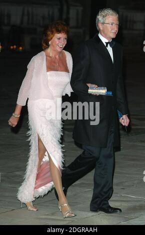 Cilla Black und Paul O'Grady kommen zum Royal Empfang von ITV, um seinen 50. Geburtstag zu feiern, der in der Guildhallin der City of London stattfindet. Doug Peters/allactiondigital.com Stockfoto