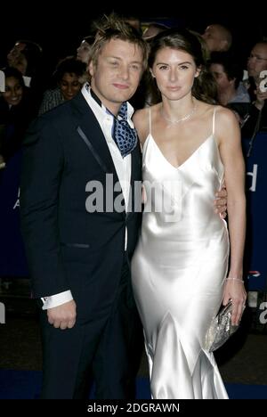 Jamie Oliver mit Frau Jools bei der Ankunft für die National Television Awards in der Royal Albert Hall, London. Doug Peters/allactiondigital.com Stockfoto