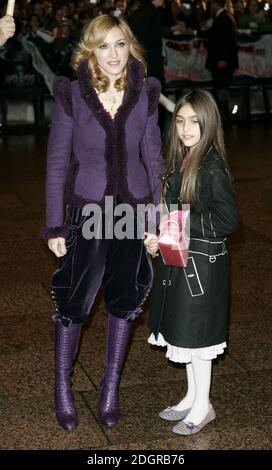 Madonna und Tochter Lourdes bei der Filmpremiere von Harry Potter und der Feuerkelch, Leicester Square, London. Doug Peters/allactiondigital.com Stockfoto