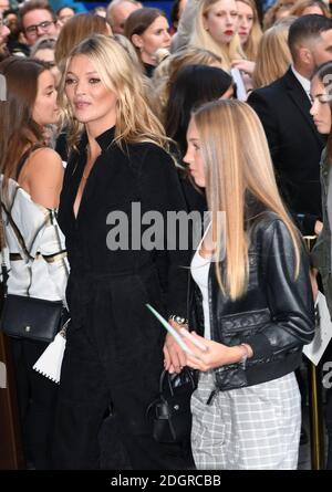 Kate Moss und Tochter Lila Grace Moss Hack bei der Topshop London Fashion Week SS18 Show im Topshop Show Space, London. Bildnachweis sollte lauten: Doug Peters/EMPICS Entertainment Stockfoto