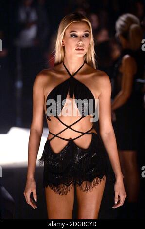 Hailey Baldwin auf dem Catwalk während der Julien Macdonald Catwalk Show im Invictus Plaza, Teil der London Fashion Week SS18. Bildnachweis sollte lauten: Doug Peters/EMPICS Entertainment Stockfoto