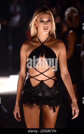 Hailey Baldwin auf dem Catwalk während der Julien Macdonald Catwalk Show im Invictus Plaza, Teil der London Fashion Week SS18. Bildnachweis sollte lauten: Doug Peters/EMPICS Entertainment Stockfoto