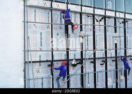 Ein Arbeiter installierte am 9. dezember 2020 ein Glas der Wand des Gebäudes in bangkok thailand. Stockfoto