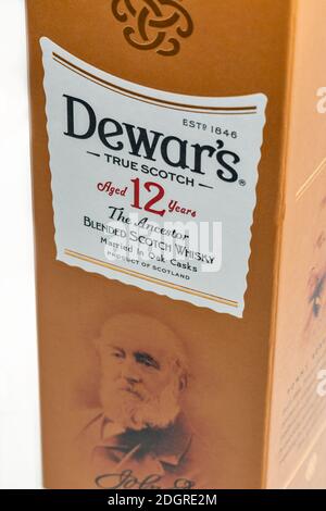 KIEW, UKRAINE - 17. AUGUST 2019: Dewar's True Scotch der Vorfahre im Alter von 12 Jahren Blended Scotch Whisky Box Nahaufnahme. Dewars Whiskys haben mehr gewonnen als Stockfoto