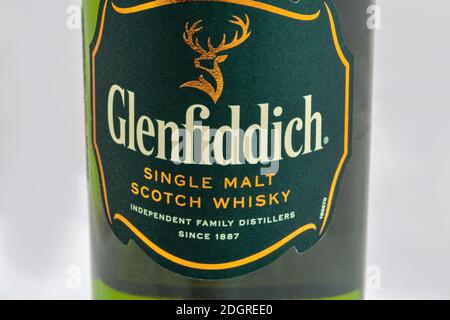 KIEW, UKRAINE - 17. AUGUST 2019: Flasche Glenfiddich Scotch Single Malt Whisky in Nahaufnahme gegen Weiß. Glenfiddich bedeutet "Tal des Hirsch" in Gael Stockfoto