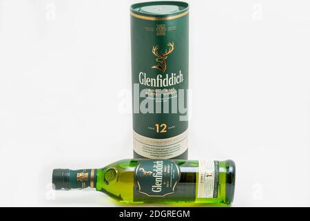 KIEW, UKRAINE - 17. AUGUST 2019: Flasche Glenfiddich Scotch Single Malt Whisky in Nahaufnahme gegen Weiß. Glenfiddich bedeutet "Tal des Hirsch" in Gael Stockfoto