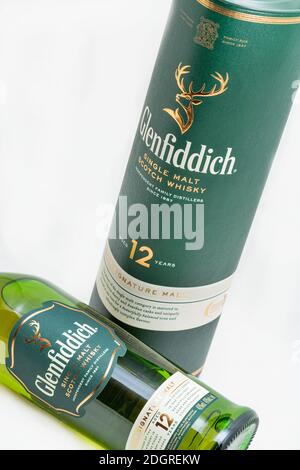 KIEW, UKRAINE - 17. AUGUST 2019: Flasche Glenfiddich Scotch Single Malt Whisky in Nahaufnahme gegen Weiß. Glenfiddich bedeutet "Tal des Hirsch" in Gael Stockfoto