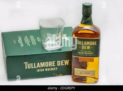 KIEW, UKRAINE - 17. AUGUST 2019: Flasche Tullamore DEW Irish Blended Whiskey, Box und Glas Nahaufnahme vor weißem Hintergrund. Es wird durch Willen produziert Stockfoto