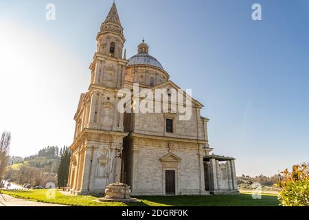 Der Tempel von San Biagio, imposante Travertin Kirche, in der Mitte der toskanischen Landschaft, ist eines der besten Beispiele der Renaissance-Kunst, Montepulciano, Siena, Toskana, Italien. Stockfoto