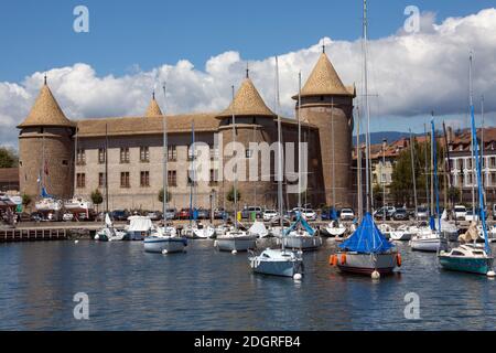 Mittelalterliches Schloss Morges in der Nähe des Hafens in der Stadt Morges am Nordufer des Genfer Sees im Kanton Waadt in der Schweiz. Die Burg stammt aus Stockfoto