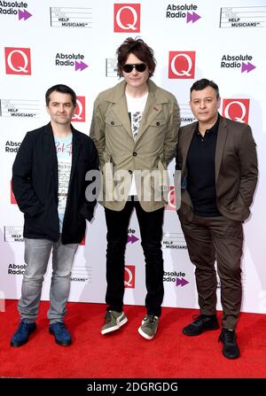 James Dean Bradfield (rechts), Nicky Wire (Mitte) und Sean Moore (links) von den Manic Street Preachers, die an den Q Awards in Zusammenarbeit mit Absolute Radio im Camden Roundhouse, London, teilnehmen. Bildnachweis sollte lauten: Doug Peters/EMPICS Entertainment Stockfoto