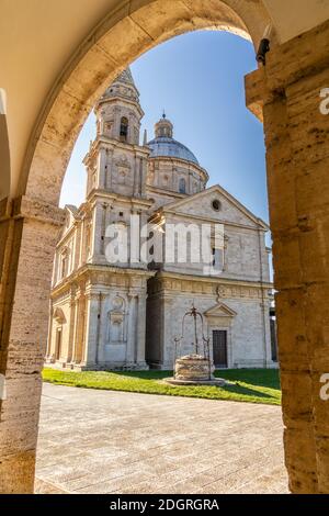 Der Tempel von San Biagio, imposante Travertin Kirche, in der Mitte der toskanischen Landschaft, ist eines der besten Beispiele der Renaissance-Kunst, Montepulciano, Siena, Toskana, Italien. Stockfoto