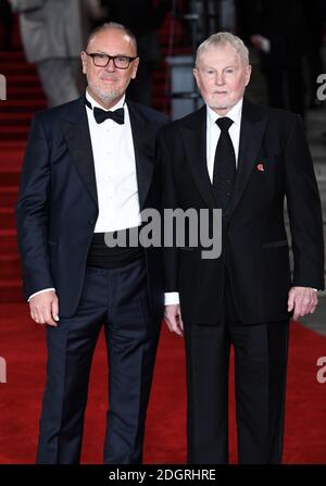 Derek Jacobi (rechts) und sein Partner Richard Clifford bei der Weltpremiere des Mordes im Orient Express in der Royal Albert Hall, London. Bild Datum Donnerstag 2 November 2017. Bildnachweis sollte lauten: Doug Peters/Empics Entertainment Stockfoto