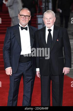 Derek Jacobi (rechts) und sein Partner Richard Clifford bei der Weltpremiere des Mordes im Orient Express in der Royal Albert Hall, London. Bild Datum Donnerstag 2 November 2017. Bildnachweis sollte lauten: Doug Peters/Empics Entertainment Stockfoto