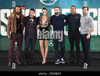 Jason Momoa, Ezra Miller, Gal Gadot, Ben Affleck, Ray Fisher und Henry Cavill besuchen die Justice League Photocall am College, London. Bildnachweis sollte lauten: Doug Peters/Empics Entertainment Stockfoto