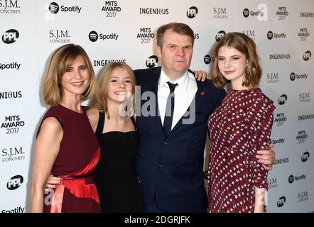 Rob Stringer, CEO von Sony Music Entertainment, und seine Familie kommen zu den 26. Jährlichen Music Industry Trusts Awards im Grosvenor House Hotel, London. Bildnachweis sollte lauten: Doug Peters/Empics Entertainment Stockfoto