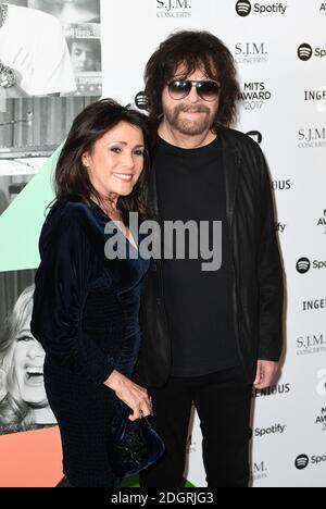 Jeff Lynne von ELO mit Partner Camelia Kath bei der Ankunft zu den 26. Jährlichen Music Industry Trusts Awards im Grosvenor House Hotel, London. Bildnachweis sollte lauten: Doug Peters/Empics Entertainment Stockfoto