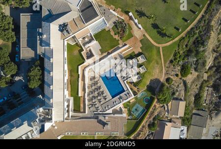 Luftaufnahme des modernen Design-Hotels Memmo Baleeira Schwimmbad, Sagres, Algarve, Portugal Stockfoto