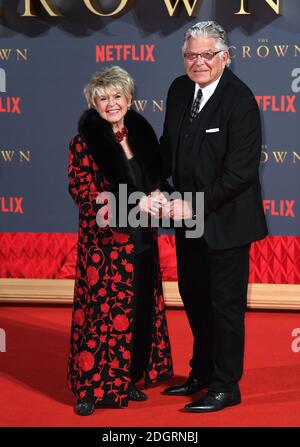 Stepthen Way und Gloria Hunniford bei der zweiten Staffel der Premiere von The Crown im Odeon, Leicester Square, London. Bilddatum: Dienstag, 21. November 2017. Bildnachweis sollte lauten: Doug Peters/Empics Entertainment Stockfoto