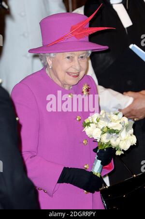 Königin Elizabeth II. Verlässt den 150. Jahrestag der Feier von Scripture Union in der St. Mary's Church, Upper Street, Islington, London. Bild Kredit sollte lesen: Doug Peters / EMPICS Entertainment Stockfoto