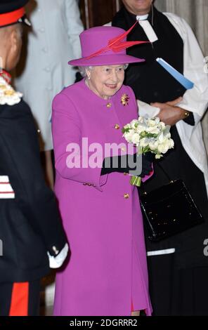 Königin Elizabeth II. Verlässt den 150. Jahrestag der Feier von Scripture Union in der St. Mary's Church, Upper Street, Islington, London. Bild Kredit sollte lesen: Doug Peters / EMPICS Entertainment Stockfoto