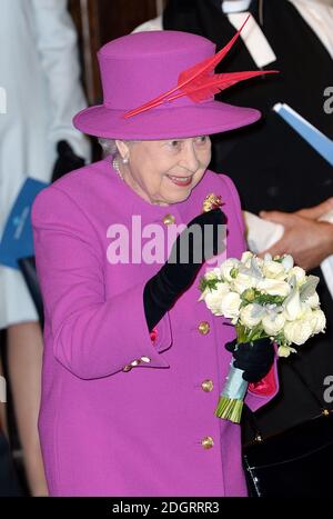 Königin Elizabeth II. Verlässt den 150. Jahrestag der Feier von Scripture Union in der St. Mary's Church, Upper Street, Islington, London. Bild Kredit sollte lesen: Doug Peters / EMPICS Entertainment Stockfoto