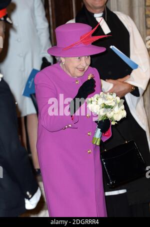 Königin Elizabeth II. Verlässt den 150. Jahrestag der Feier von Scripture Union in der St. Mary's Church, Upper Street, Islington, London. Bild Kredit sollte lesen: Doug Peters / EMPICS Entertainment Stockfoto
