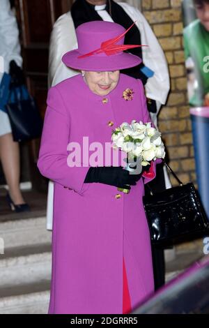 Königin Elizabeth II. Verlässt den 150. Jahrestag der Feier von Scripture Union in der St. Mary's Church, Upper Street, Islington, London. Bild Kredit sollte lesen: Doug Peters / EMPICS Entertainment Stockfoto