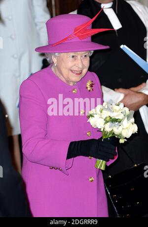 Königin Elizabeth II. Verlässt den 150. Jahrestag der Feier von Scripture Union in der St. Mary's Church, Upper Street, Islington, London. Bild Kredit sollte lesen: Doug Peters / EMPICS Entertainment Stockfoto