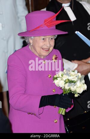 Königin Elizabeth II. Verlässt den 150. Jahrestag der Feier von Scripture Union in der St. Mary's Church, Upper Street, Islington, London. Bild Kredit sollte lesen: Doug Peters / EMPICS Entertainment Stockfoto