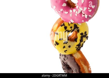 Stapel von bunten Donuts isoliert auf weißem Hintergrund. Stockfoto