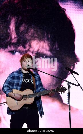 Ed Sheeran auf der Bühne während des zweiten Tages des Capital's Jingle Bell Ball 2017 mit Coca-Cola in der O2 Arena, London. Stockfoto