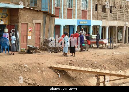 Naivasha, Kenia - 24. August 2010: Einheimische auf der Straße von Naivasha Stadt ist eine große Stadt in Nakuru County, Kenia, liegt 92.8 km auf der Straße nördlich w Stockfoto