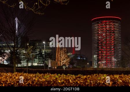 Die Volkswagen Autostadt ist für die Weihnachtszeit hell erleuchtet. Es ist ein prominentes Wahrzeichen der Stadt Wolfsburg. Stockfoto