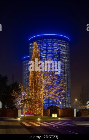 Die Volkswagen Autostadt ist für die Weihnachtszeit hell erleuchtet. Es ist ein prominentes Wahrzeichen der Stadt Wolfsburg. Stockfoto